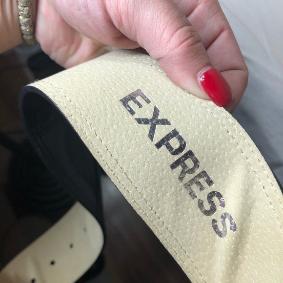 EXPRESS black patent belt with buckle, siz… - Picture 4 of 5